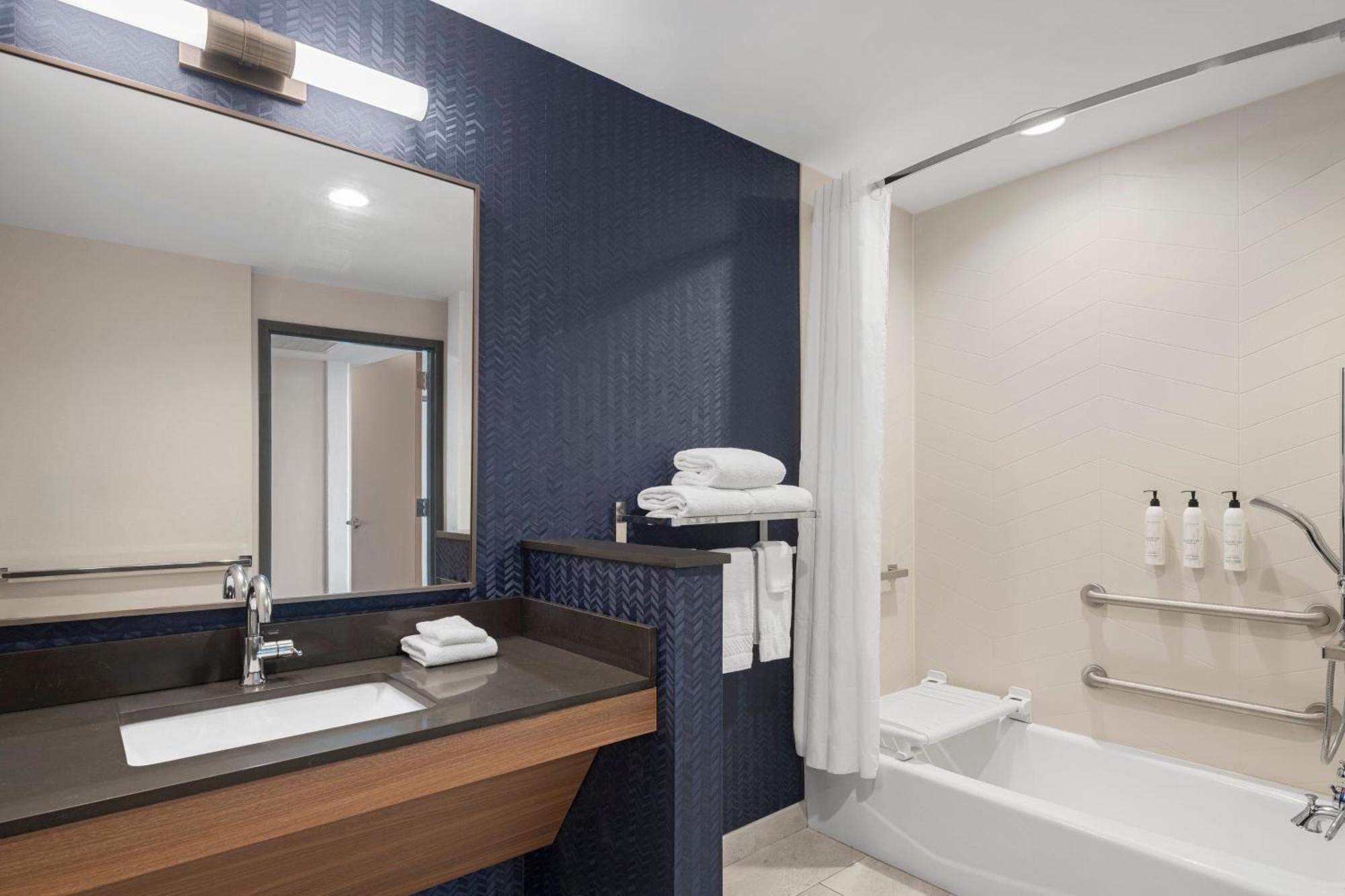 Fairfield & Historic Eagle Cotton Mill Hotel 2*